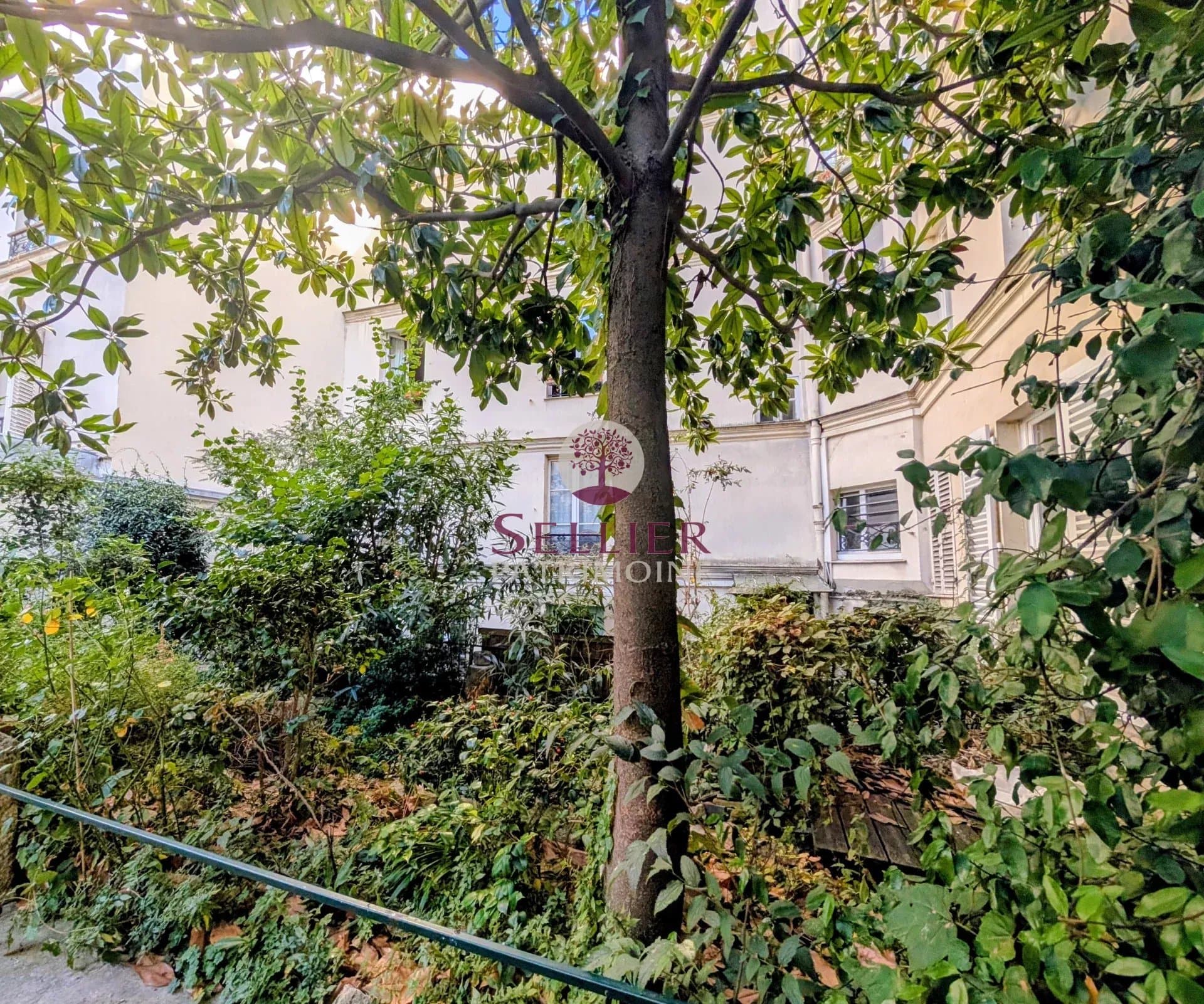 Appartement 56.61m² à Paris 5ème - Paris 5ᵉ – Jardin des Plantes / Mouffetard – Appartement traversant sur jardin. 3 pièces de 57 m² avec parquet. poutres et cheminée – DPE D. toiture refaite en 2025